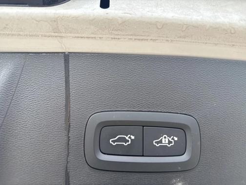 2023 Volvo XC40 B5 Plus Bright Theme