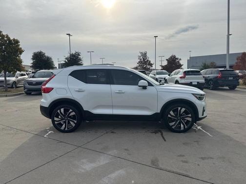 2023 Volvo XC40 B5 Plus Bright Theme