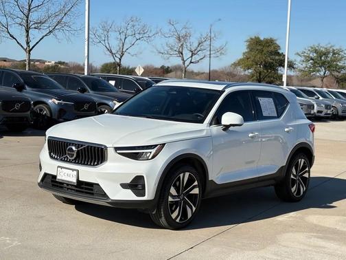 2023 Volvo XC40 B5 Plus Bright Theme