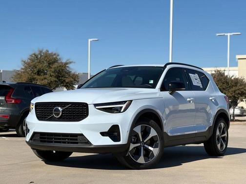 2026 Volvo XC40 B5 Plus