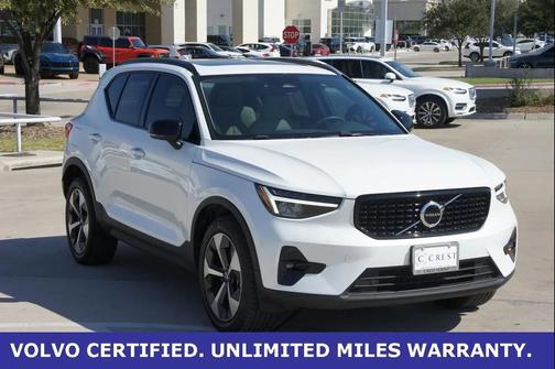 2023 Volvo XC40 B5 Plus Dark Theme