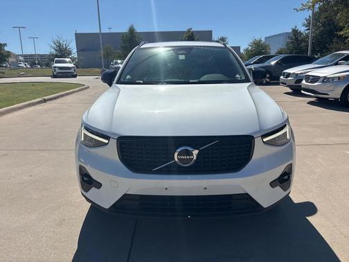 2023 Volvo XC40 B5 Plus Dark Theme