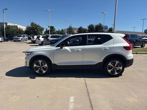 2023 Volvo XC40 B5 Plus Dark Theme