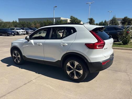 2023 Volvo XC40 B5 Plus Dark Theme