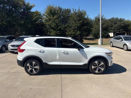 2023 Volvo XC40 B5 Plus Dark Theme