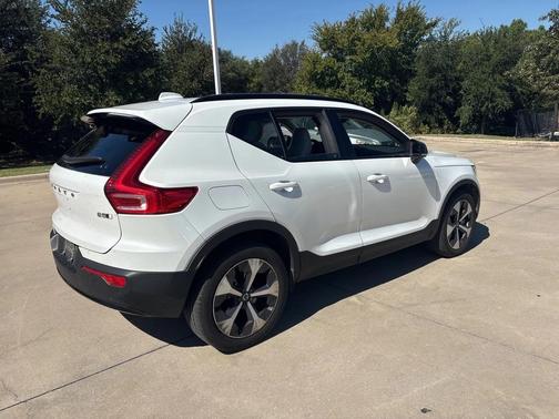 2023 Volvo XC40 B5 Plus Dark Theme