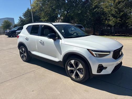 2023 Volvo XC40 B5 Plus Dark Theme