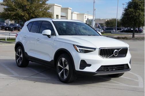 2025 Volvo XC40 B5 Core Bright Theme