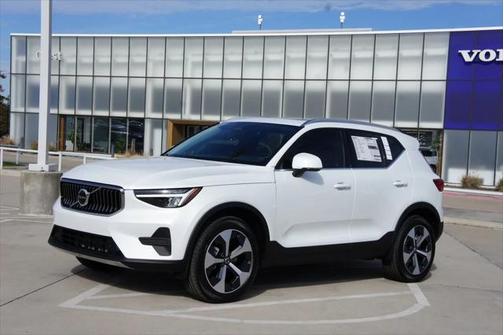 2025 Volvo XC40 B5 Core Bright Theme