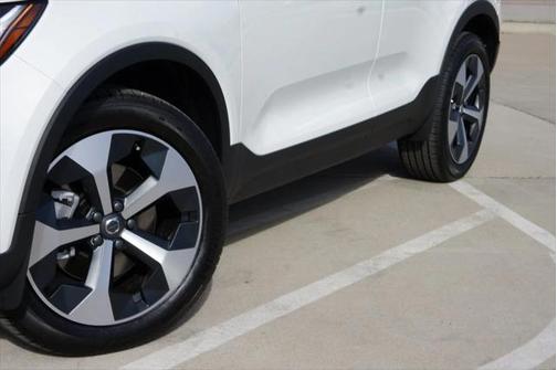 2025 Volvo XC40 B5 Core Bright Theme