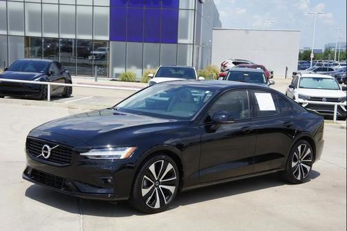 2022 Volvo S60 T5 Momentum