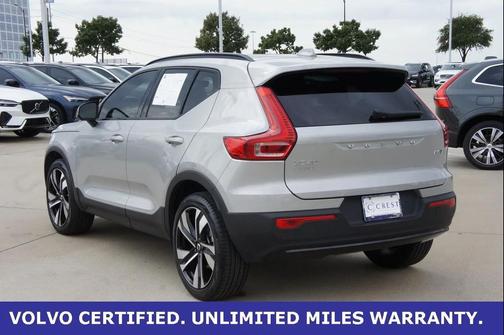 2025 Volvo XC40 B5 Plus Dark Theme