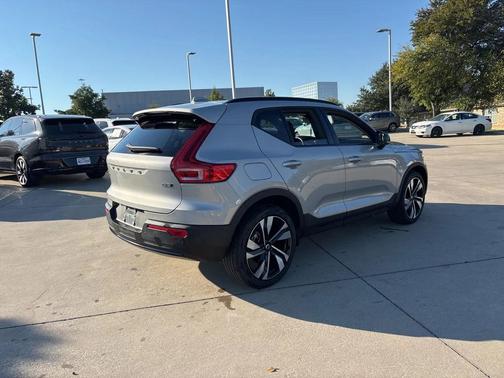 2025 Volvo XC40 B5 Plus Dark Theme
