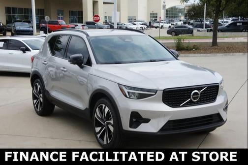 2025 Volvo XC40 B5 Plus Dark Theme