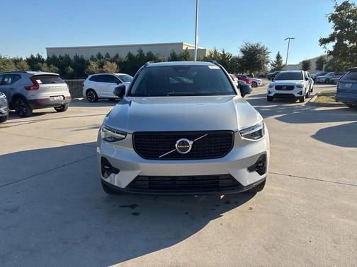 2025 Volvo XC40 B5 Plus Dark Theme