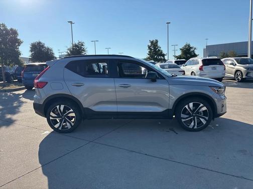 2025 Volvo XC40 B5 Plus Dark Theme