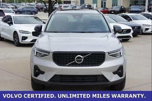 2025 Volvo XC40 B5 Plus Dark Theme
