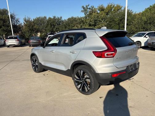 2025 Volvo XC40 B5 Plus Dark Theme