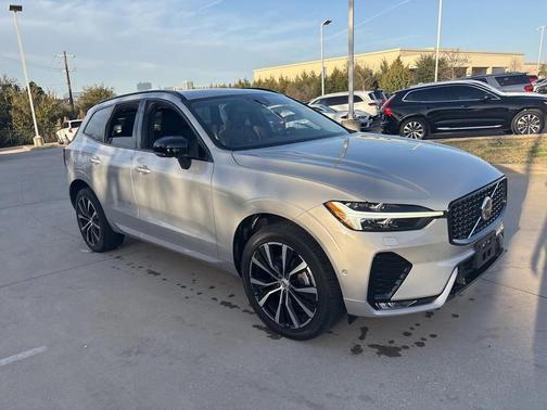 2023 Volvo XC60 B5 Plus Dark Theme