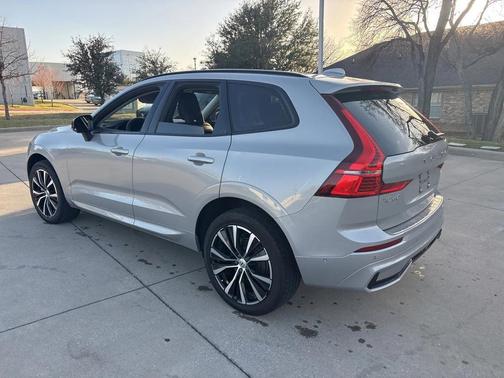 2023 Volvo XC60 B5 Plus Dark Theme