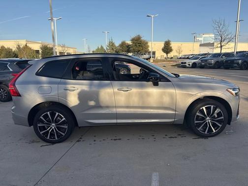 2023 Volvo XC60 B5 Plus Dark Theme