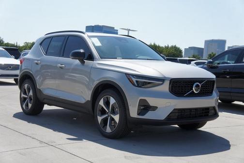 2025 Volvo XC40 B5 Plus Dark Theme