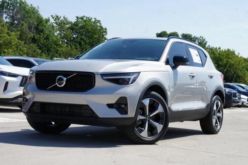 2025 Volvo XC40 B5 Plus Dark Theme