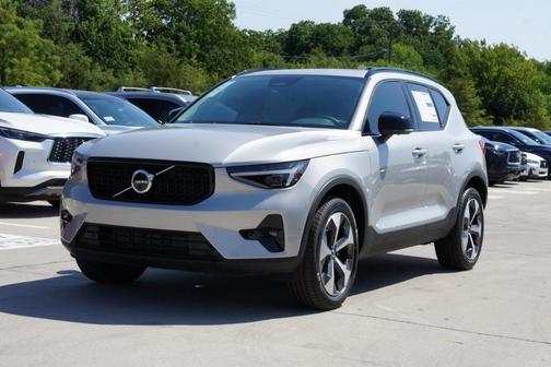 2025 Volvo XC40 B5 Plus Dark Theme