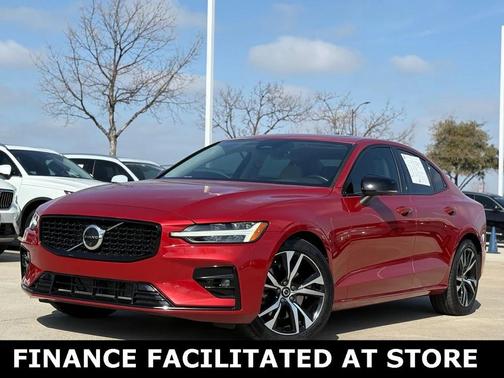 2023 Volvo S60 B5 Plus Dark Theme