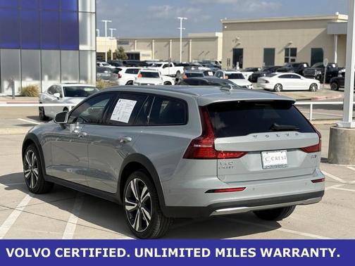 2025 Volvo V60 Cross Country B5 Plus