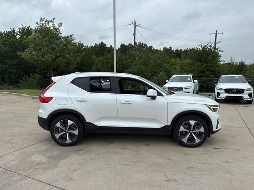 Crystal White Pearl 2025 Volvo XC40 B5 AWD