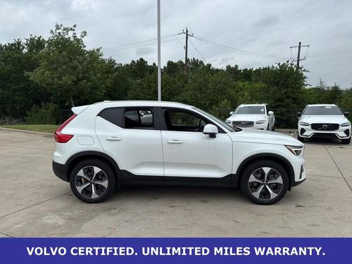 Crystal White Pearl 2025 Volvo XC40 B5 AWD
