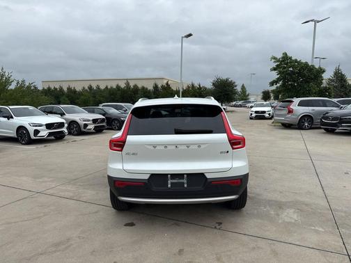 Crystal White Pearl 2025 Volvo XC40 B5 AWD
