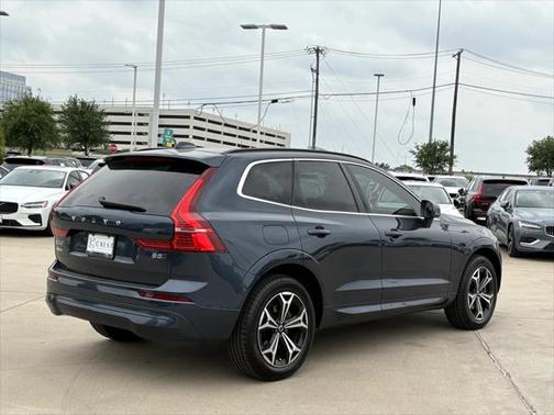 2022 Volvo XC60 B5 Momentum