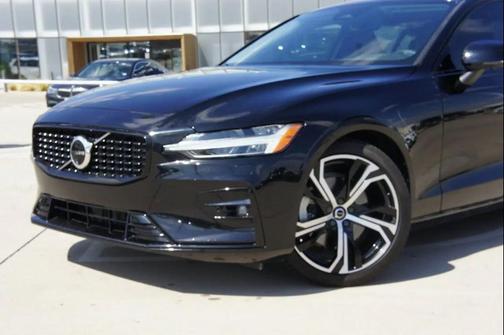 2024 Volvo S60 AWD Plus Dark Theme