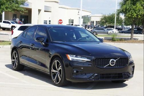 2024 Volvo S60 AWD Plus Dark Theme