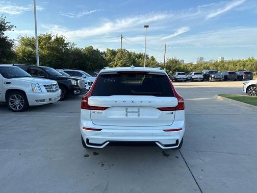 2025 Volvo XC60 B5 Plus