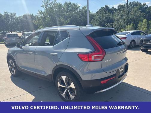 Vapour Gray Metallic 2025 Volvo XC40 B5 Plus Bright Theme