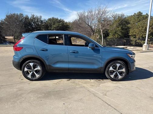 2025 Volvo XC40 B5 AWD