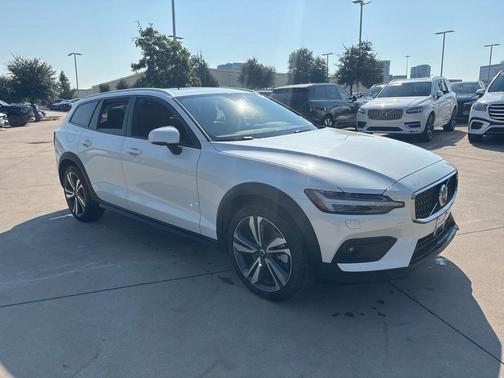 2025 Volvo V60 Cross Country B5 Plus