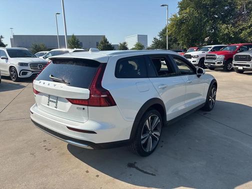 2025 Volvo V60 Cross Country B5 Plus
