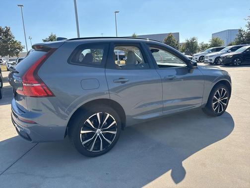 2023 Volvo XC60 B5 Plus Dark Theme