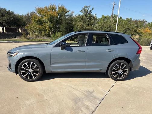 2023 Volvo XC60 B5 Plus Dark Theme