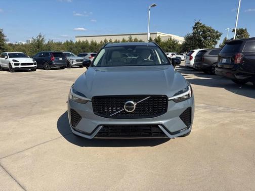 2023 Volvo XC60 B5 Plus Dark Theme