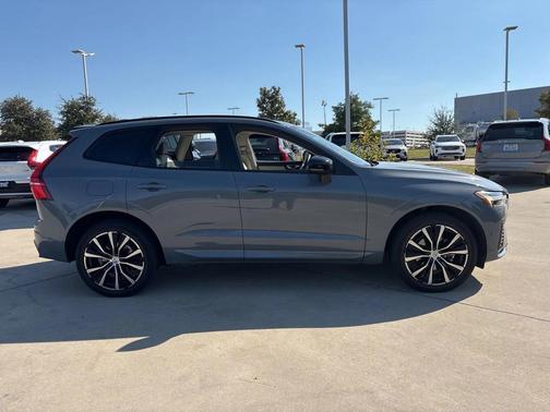 2023 Volvo XC60 B5 Plus Dark Theme