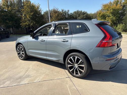 2023 Volvo XC60 B5 Plus Dark Theme