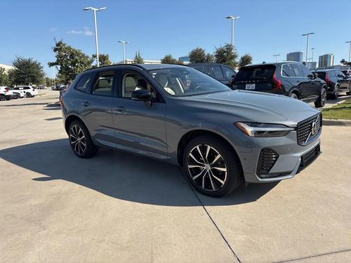 2023 Volvo XC60 B5 Plus Dark Theme