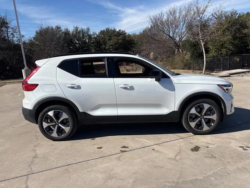 2025 Volvo XC40 B5 Plus Dark Theme