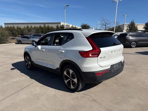 2025 Volvo XC40 B5 Plus Dark Theme