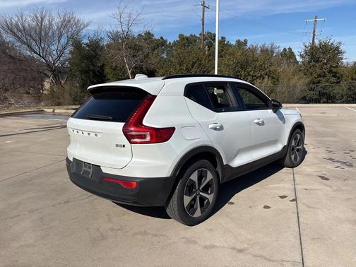 2025 Volvo XC40 B5 Plus Dark Theme